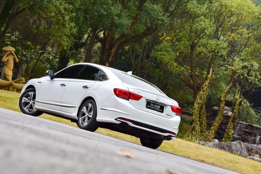  Honda Spirior Sport Hybrid 2016 года  (фото 6 из 16)